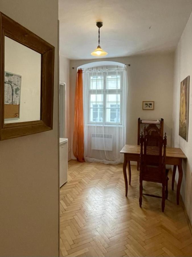 Cool Historical 1 Bedroom In Mala Strana Apartament *